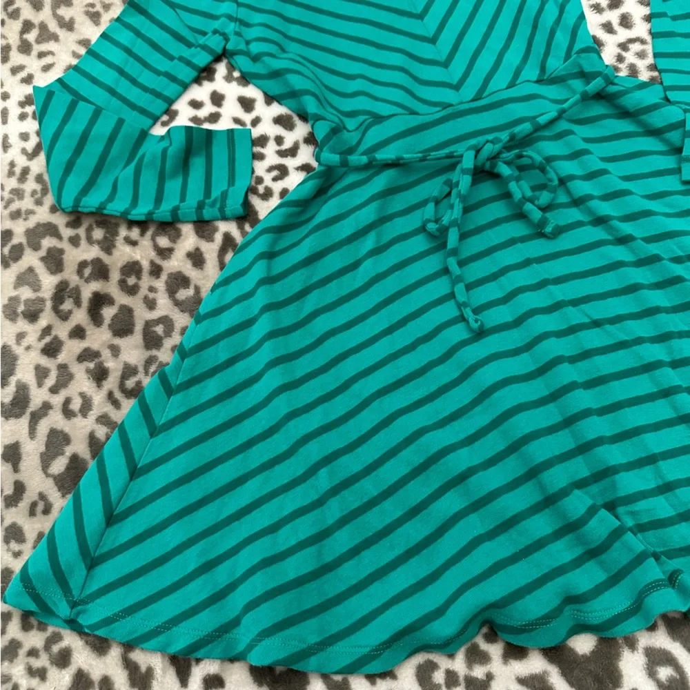 Old Navy Chevron Stripe Tie Waist Skater Dress in Green Size 8 Medium Girls